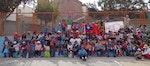 上百名社區家長和學童於會後和台灣國旗合影。（照片提供：李尚儒）