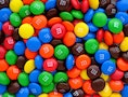 零食色素標示不實「多一味」，M&M's巧克力上榜被開罰