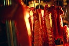 農委會成立「豬價穩定小組」調查哄抬，肉品市場考慮「周休二日」緩漲勢