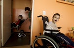 圖為被收留在孤兒院，且患有智能障礙的兒童。在這間孤兒院提供治療和照顧的相關人員，包括醫生、護士以及心理醫師，皆為車諾比兒童國際組織的志工。Photo Credit: Reuters/達志影像