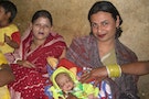 第三性帶來的幸福：印度變性人領養被種性制度遺棄的女童　