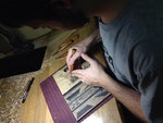 手持雕刻刀正在做木刻版畫的Jon