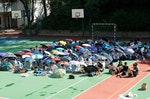 伊利沙伯中學的同學非常勇猛，校方本批准我們於禮堂罷課，但百多個同學自發到操場曬住太陽靜坐，有三十多個舊生到場支持及提供物資。photo Credit: 香港獨立媒體網 