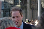 劍橋公爵，也就是威廉王子偕其夫人凱特於2013年為他的蘇格蘭母校University of St. Andrews六百週年紀念活動發表演說，圖為演說後向會場外的民眾握手。 圖片來源：作者提供