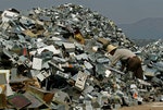 堆積如山的電子垃圾，往往造成發展國家處理人員及附近居民健康疑慮，而且解決不了。｜Photo Credit: 台灣綠色和平組織
