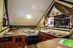 空間較為狹窄的房車內部一景，包括床、桌子、櫥櫃等。Photo Credit: Corbis/達志影像