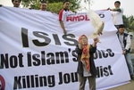 一名印尼穆斯林婦女釋放象徵和平的鴿子，表示反對伊斯蘭國近期的行動。其身後得布幔寫著「伊斯蘭國不能代表伊斯蘭的聲音，請不要在殺害記者」。Photo Credit：AP/ 達志影像
