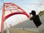 在台灣，道路橋樑的名字從來毫無新意，卻都可以在他筆下化為一篇篇動人故事。Photo by Readmoo