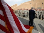 美國國防部長黑格爾(Hagel)於2013年訪視烏戴德(Al Udeid )基地。Photo Credit: AP/達志影像 