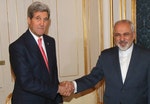美國國務卿凱瑞（Kerry）與伊朗外長札里夫（Zarif）在11月舉辦閉門核子協商會議前的合影。Photo Credit: AP/達志影像 