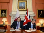 卡達外長長阿提亞（Al-Attiyah)與英國外長(Hammond)於10月底簽署共同協議。Photo Credit: AP/達志影像 