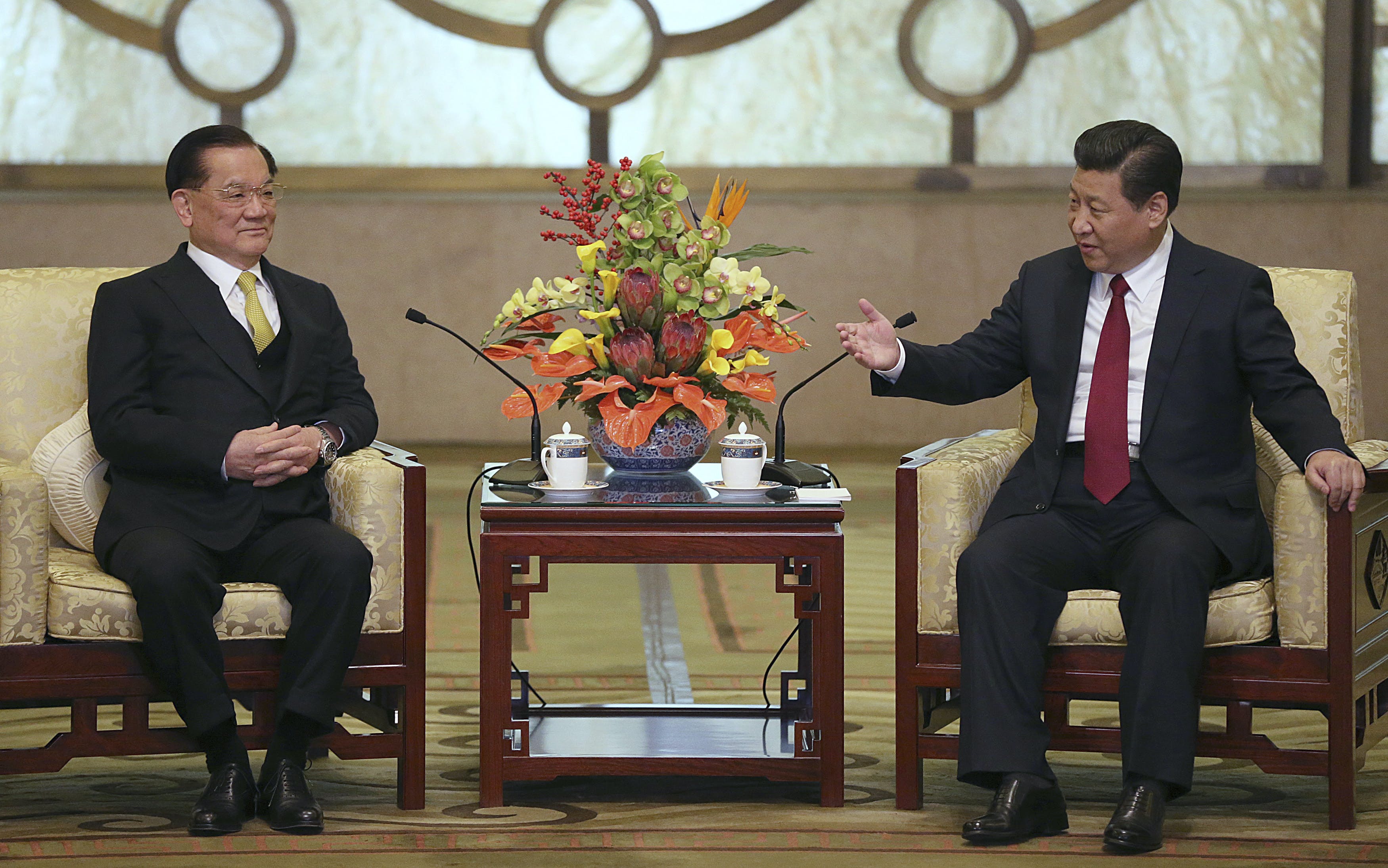 連戰 General Secretary of the Communist Party of China Central Committee Xi talks to Honorary Chairman of Kuomintang Lien Chan in Beijing
