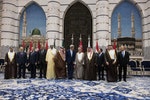 美國國務卿凱瑞與其他對抗伊斯蘭國的阿拉伯外長於吉達的會後合影。Photo Credit: AP/達志影像 