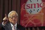 張忠謀 台積電 Taiwan Semiconductor Manufacturing Co (TSMC) Chairman and Chief Executive Morris Chang speaks during a second quarter earnings conference in Taipei
