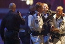 警凌晨攻堅擊斃槍手 雪梨挾持人質危機落幕 3死4重傷