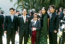 霍震霆2004年獲頒金紫荊星章，全家出席合影。霍震霆之長子霍啟剛（左起）、霍震霆、母親呂燕妮、前妻朱玲玲與次子霍啟山。