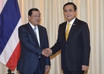 泰國總理帕拉育（右）與柬埔寨總理洪森（左）去年12月見面會談。Photo Credit：AP/ 達志影像