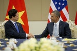 美越本週發起「綠成長」合作計畫。圖為去年東亞高峰會時，美國總統歐巴馬與越南總理阮晉勇會談握手。Photo Credit：AP/ 達志影像