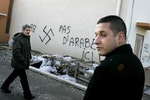2010年，一座法國清真寺的外牆被塗上具有種族歧視塗鴉的牆壁。上面的法文寫著「這裡不要阿拉伯人（No Arab Here）」。Photo Credit: AP/達志影像