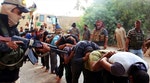 2014年6月，IS的成員在伊拉克的Tikirit俘虜了政府軍的士兵。Photo Credit: AP/達志影像 