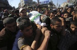 在加薩走廊的南部城鎮拉法（Rafah），哀悼者抬著一名哈瑪斯士兵的遺體。 在2014年7月，6名哈瑪斯士兵死於以色列的空襲中，據信是關於稍早前3名疑似被綁架並殺害的以色列青年。Photo Credit: Reuters/達志影像