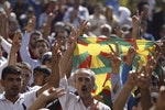 庫德族示威者於2014年10月9日在土耳其最大的庫德城市Diyarbakir 呼喊口號。當月稍早，據報有5人死於伊斯蘭團體與庫德工人黨(PKK)支持者的示威對抗中。Photo Credit: Reuters/達志影像