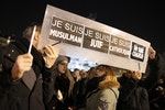 人們舉著「我是穆斯林」、「我是猶太人」、「我是天主教徒」及「我是查理」的標語。 Photo Credit: Reuters/達志影像