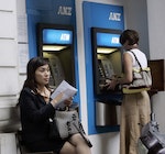 澳盛銀行於越南河內的分行提款機。Photo Credit：AP/ 達志影像