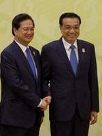 越南總理阮晉勇與中國國務院總理李克強握手。Photo Credit：AP/ 達志影像