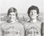 Photo Credit: Kevin Green(左）和Nicholas Kristof，1977年。Photo Credit: Yamhill - Carlton Union High School