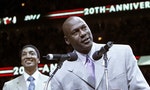 Jordand and Pippen celebrate the 20th anniversary of their first championship during their game in Chicago