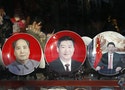 習近平 毛澤東 Souvenir plates bearing images of China's President Xi Jinping and China's late Chairman Mao Zedong are displayed at a shop nearby Great Hall of the People where National People's Congress wil