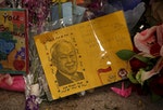 中央醫院前祝福李光耀早日安康的卡片。Reuters 達志影像。