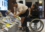 一位老太太在掉念李光耀的逝世。Reuters 達志影像。