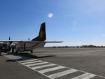 受限於蘭嶼航空站機場跑道限制，來往蘭嶼－台東的飛機都是小飛機，一天6-8班，一架飛機僅有19人座位，經常一位難求。攝影／何怡君 