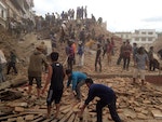 民眾自發性地在倒塌建物中進行搜救。Photo Credit：AP/ 達志影像