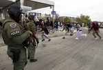 抗議者向警方投擲石塊。Photo Credit：AP/ 達志影像   