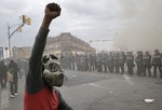一名示威者對警察舉起拳頭。Photo Credit：AP/ 達志影像