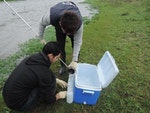 新竹縣環保局人員取溪水檢測水質是否受汙染。　取自新竹縣政府