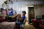 8歲的Kevin Lachaise正在電腦前觀看錄製的電視節目。受惠於美古關係解凍，今年初網路影音串流公司Netflix，宣佈進軍網路普及率只達5%的古巴，供古巴民眾訂閱，月租$7.99美金，相當於古巴民眾平均月薪的一半。Photo Credit: Reuters/達志影像