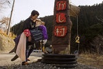 Ayano把人偶抱到路口的指引處。Photo Credit: Reuters/達志影像