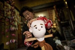 Tsukimi Ayano在自己家裡，替這名人偶縫上耳朵。人偶是以木板做為骨架撐起來，裡頭則填充報紙以及布。Photo Credit: Reuters/達志影像