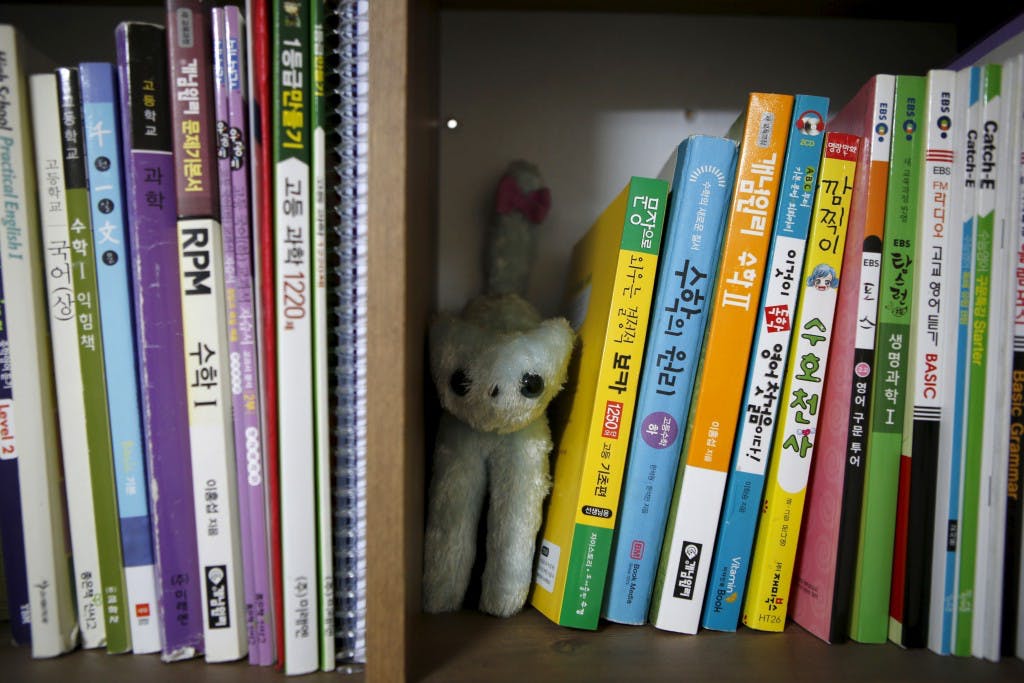一隻玩偶夾在參考書堆中，這是Kim Ju-hee的書櫃，他的願望是想成為一名醫生。 Photo Credit: Reuters/達志影像