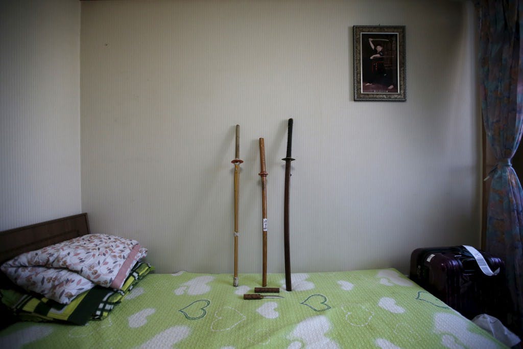 立於床上的三把劍是Jeong Cha-woong的，他的夢想是當個劍道大師。 Photo Credit: Reuters/達志影像