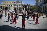 在哈瓦那的城區中，學生參加了當代城市舞蹈節的表演。Photo Credit: Reuters/達志影像
