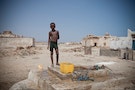 你因為限水而苦惱嗎？ 但非洲的孩子走了十公里所打到的水，卻充滿病菌與泥巴