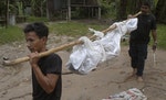 泰國救援人員扛著屍體至醫院。Photo Credit：AP/ 達志影像