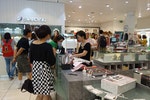 少女峰下的名品鐘錶店，由中國人開設，店內全是中國店員。
