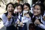 女學生在曼谷市中心的試吃活動獲得「HiSo」零食，賣炸昆蟲的攤販在曼谷是常見的景象，但泰國企業家企圖將昆蟲弄得更具高價位市場吸引力。29歲的商人潘尼坦（Panitan Tongsiri）表示，他計劃在三月在泰國首都的美食超市推出「HiSo」，意思是「上流社會」的調味昆蟲小吃。有薄鹽、起司、海苔和燒烤口味的脆蟋蟀和蠕蟲，每包售價25泰銖。攝於2015年2月24日。Photo Credit：Reuters/ 達志影像。