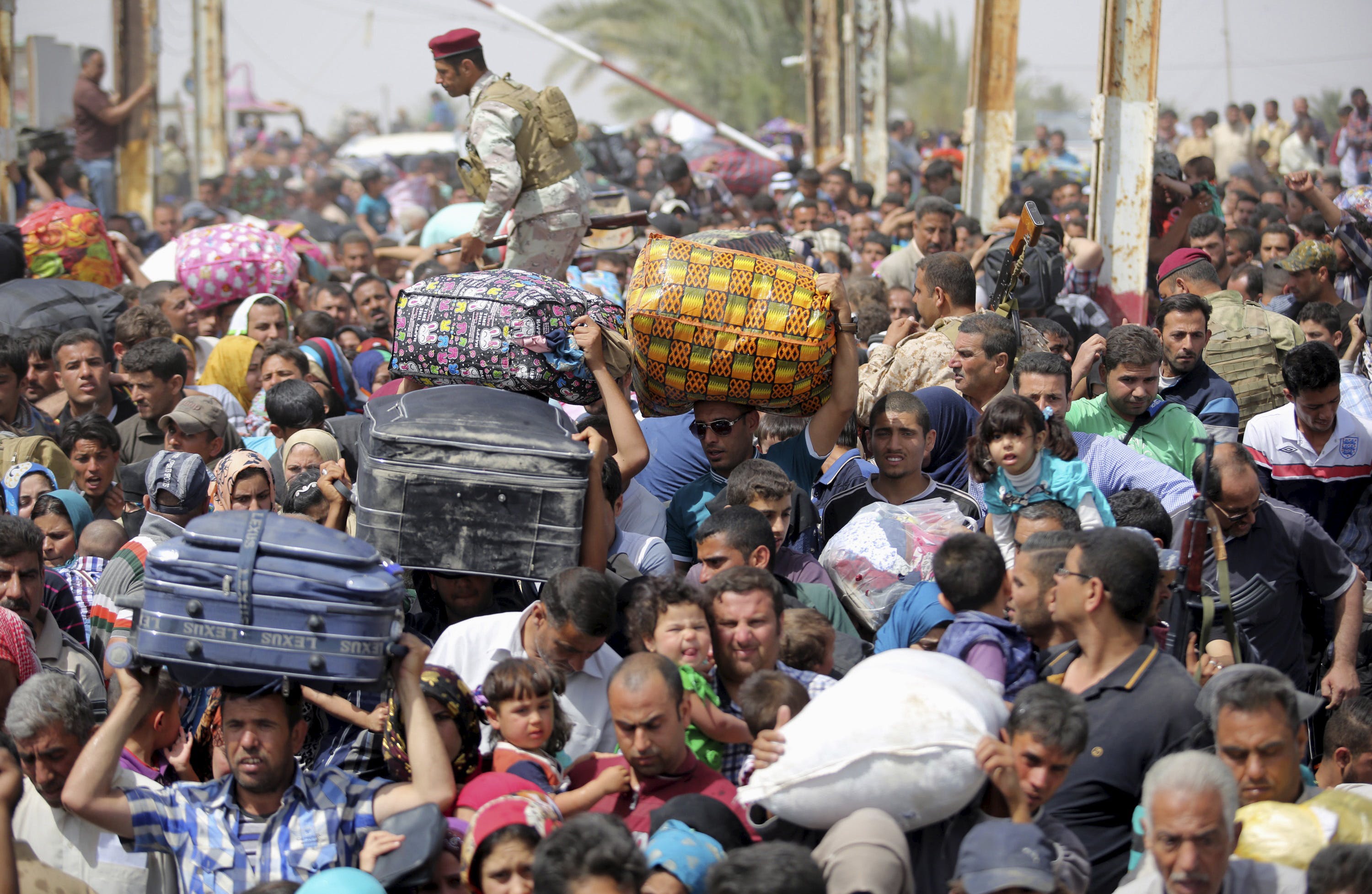 Displaced Sunni people, who fled the violence in the city of Ramadi, arrive at the outskirts of Baghdad